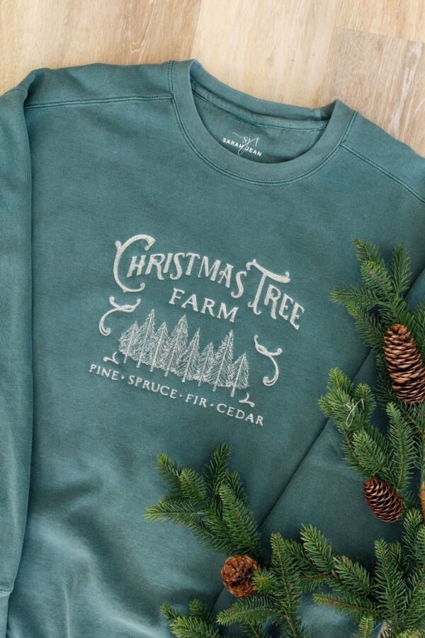 Vintage Embroidered Sweatshirt Christmas Tree Farm