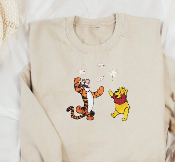 Vintage Autum Winnie The Pooh And Tigger Play Together Embroidered Sweatshirt